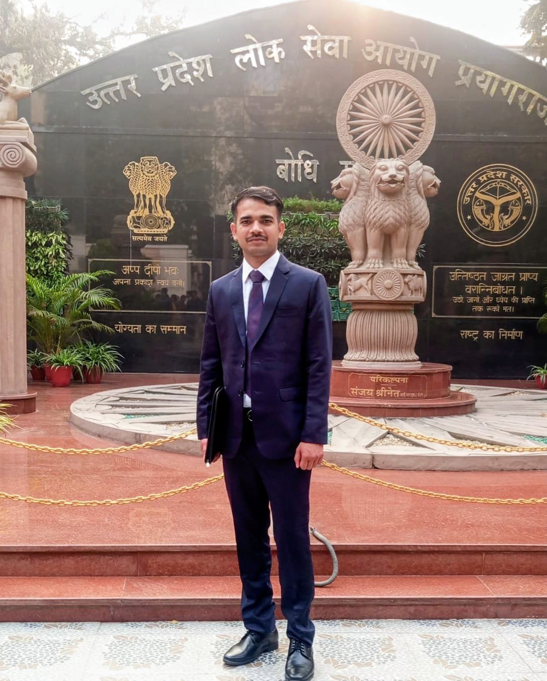 लखीमपुर खीरी :  मजदूर का बेटा पीसीएस परीक्षा पास कर बना अफसर पढ़ाई के बेचनी पड़ी थी जमीन