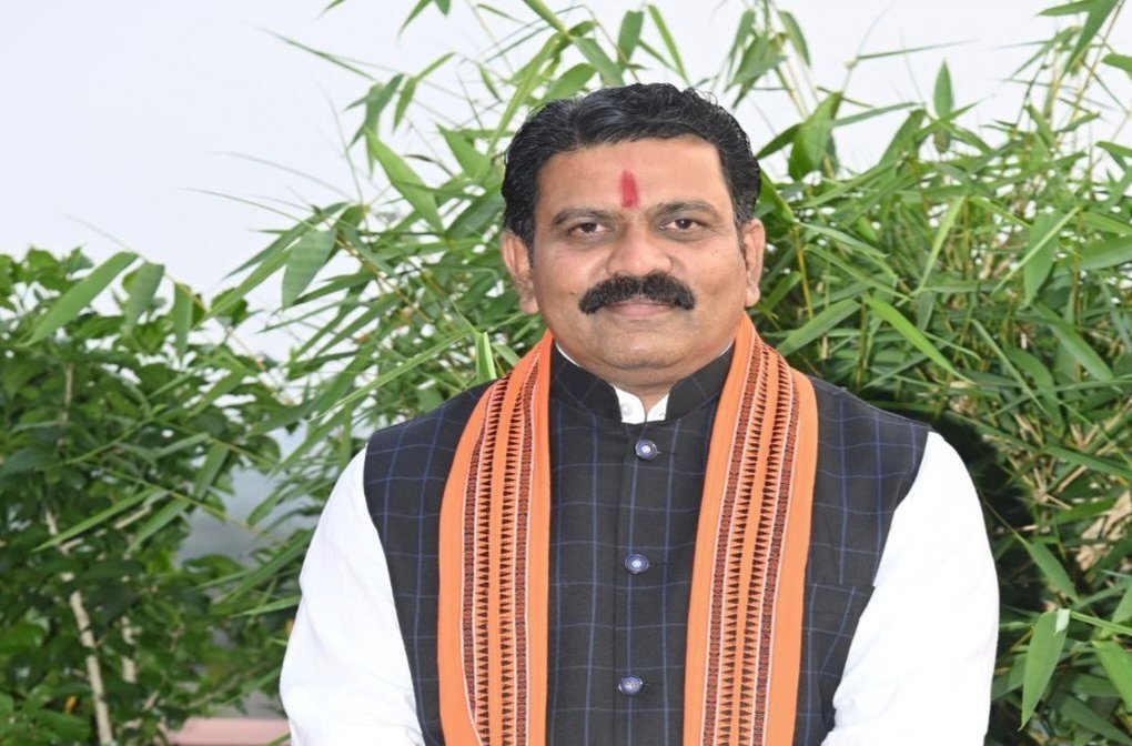 नागपुर दौरे से लौटे गृहमंत्री विजय शर्मा, धवईपानी-सिमगा मार्ग को 4-लेन की स्वीकृति के लिए केंद्रीय मंत्री गडकरी का जताया आभार