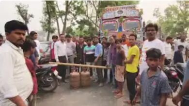 सुपौल में गैस के लिए मचा हाहाकार, गैस एजेंसी वाले फरार; सड़क जाम कर उपभोक्ताओं ने किया प्रदर्शन