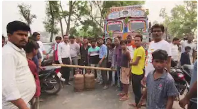 सुपौल में गैस के लिए मचा हाहाकार, गैस एजेंसी वाले फरार; सड़क जाम कर उपभोक्ताओं ने किया प्रदर्शन
