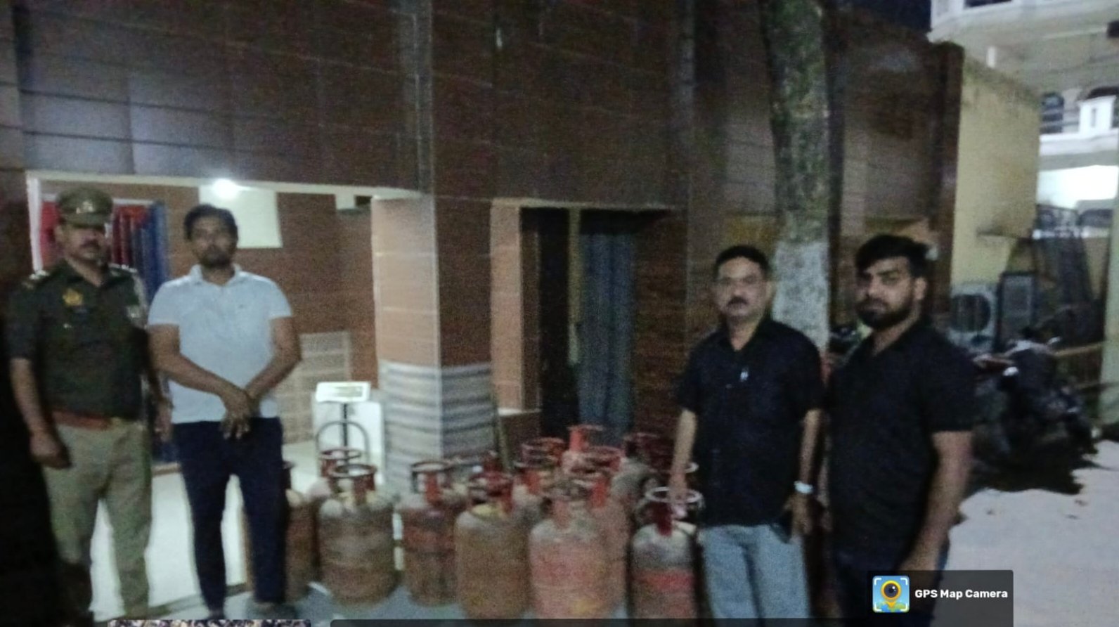 उत्तर प्रदेश: मीरगंज प्रशासन की बड़ी कार्रवाई: गैस सिलेंडरों की कालाबाजारी का भंडाफोड़, 22 सिलेंडर बरामद