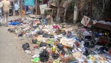 सुपौल में कचरें के ढेर से निकल रही बदबू, सदर थानाध्यक्ष के निलंबन की मांग पर अड़े सफाई कर्मी