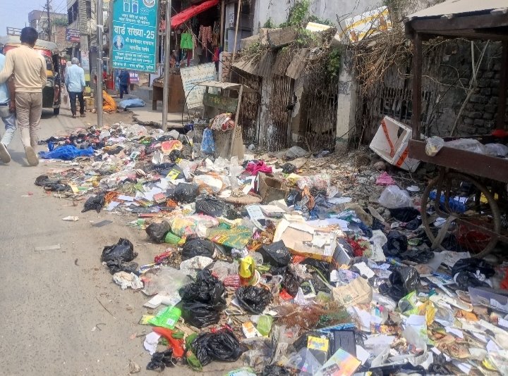 सुपौल में कचरें के ढेर से निकल रही बदबू, सदर थानाध्यक्ष के निलंबन की मांग पर अड़े सफाई कर्मी