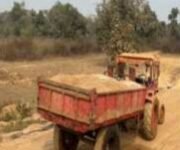 पुनपुन नदी में छापा! बालू माफिया पर एक्शन, ट्रैक्टर जब्त—कई फरार