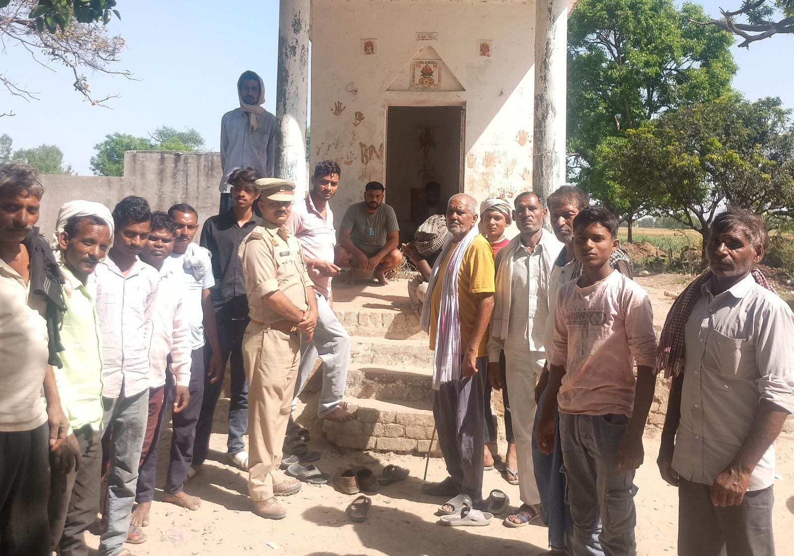 सुबह पूजा करने पहुंचे भक्त, तो गायब मिले महादेव! इलाके भारी तनाव