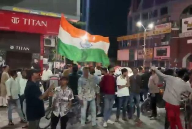 रायपुर में उत्साह का माहौल, जयस्तंभ चौक पर क्रिकेट प्रेमियों ने मनाया जश्न, “भारत माता की जय” के लगे नारे