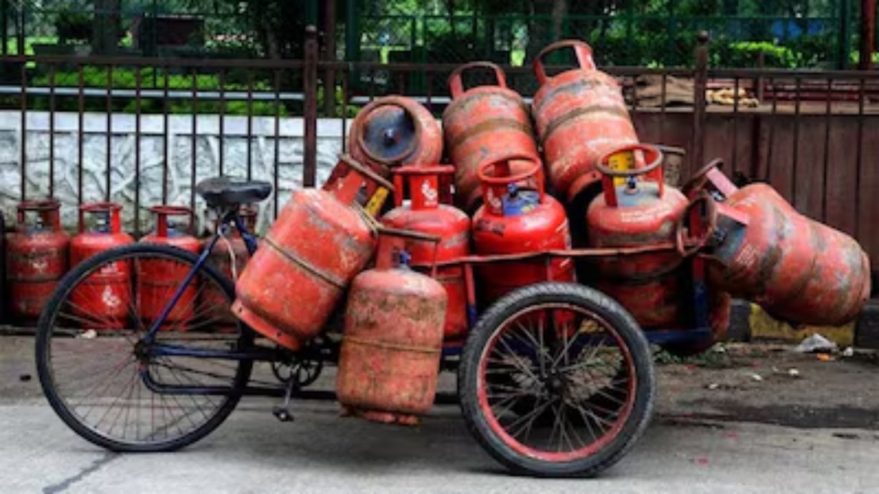 रसोई गैस फिर महंगी! घरेलू LPG ₹60 और कमर्शियल सिलेंडर ₹115 महंगा