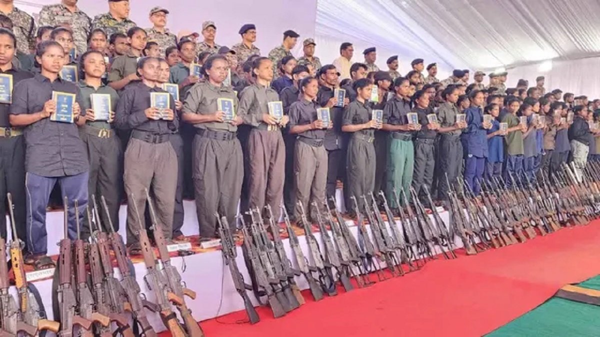 छत्तीसगढ़ में 3.95 करोड़ रुपये के इनामी नक्सलियों ने किया आत्मसमर्पण,बीजापुर और दंतेवाड़ा के 67 नक्सली भी शामिल छत्तीसगढ़ में 3.95 करोड़ रुपये के इनामी नक्सलियों ने किया आत्मसमर्पण,बीजापुर और दंतेवाड़ा के 67 नक्सली भी शामिल