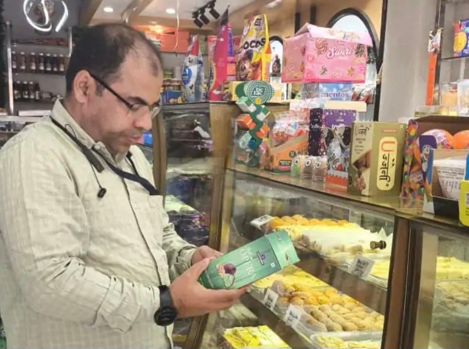 होली से पहले मिठाइयों और डेयरी की जांच, दूध-पनीर-खोवा के सैंपल जांच के लिए भोपाल भेजे होली से पहले मिठाइयों और डेयरी की जांच, दूध-पनीर-खोवा के सैंपल जांच के लिए भोपाल भेजे