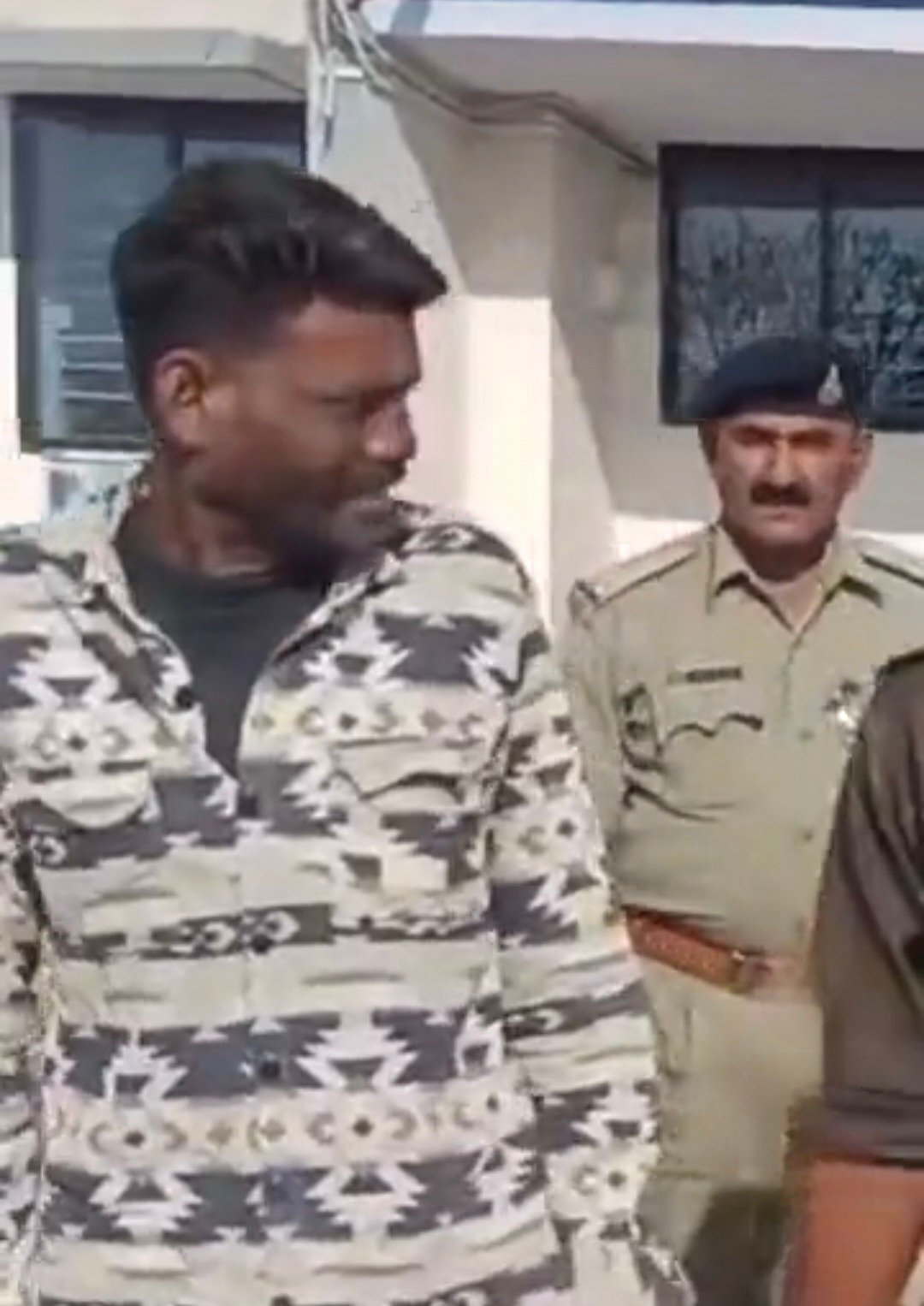 मैहर: शराब के लिए पैसे न देने पर जान से मारने की धमकी देने वाला आरोपी गिरफ्तार, बुलेट जब्त