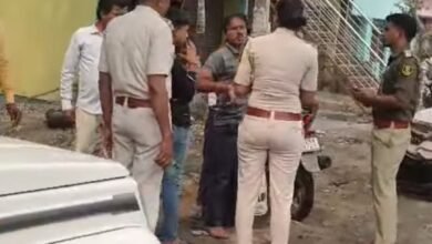 बिहार: वाहन जांच के नाम पर दादागिरी, वाहन में बैठी महिला और बच्चे के साथ पुलिस ने की बदसलूकी