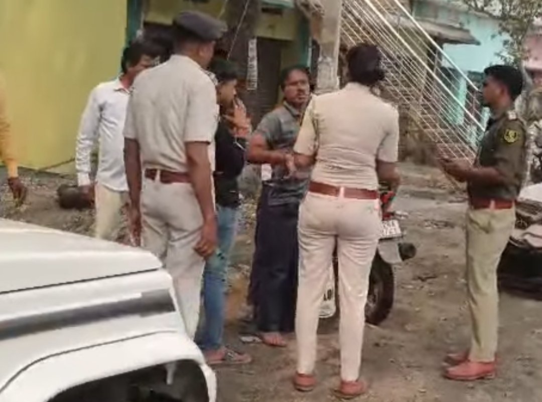 बिहार: वाहन जांच के नाम पर दादागिरी, वाहन में बैठी महिला और बच्चे के साथ पुलिस ने की बदसलूकी