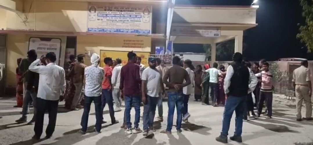 अमेठी में भीषण सड़क हादसा: खड़े ट्रक से टकराईं दो बाइक, बच्ची समेत 3 की मौत; 4 गंभीर