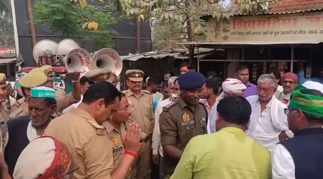 अमेठी: शिक्षामित्र से पति के अवैध संबंध का विरोध पड़ा भारी, पूरा मामला जानकर हो जायेंगे हैरान अमेठी: शिक्षामित्र से पति के अवैध संबंध का विरोध पड़ा भारी, पूरा मामला जानकर हो जायेंगे हैरान