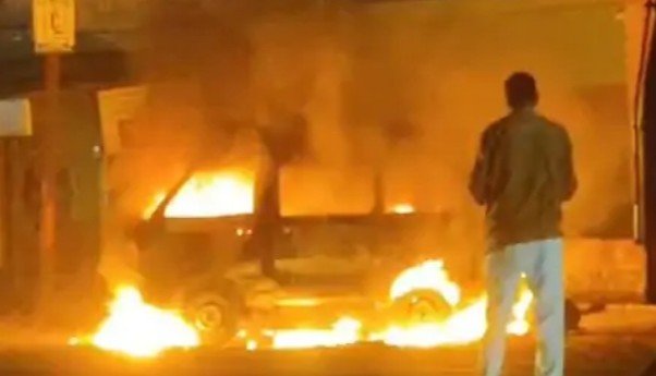 उत्तर प्रदेश: अवैध गैस रिफिलिंग के दौरान ओमनी वैन में लगी भीषण आग, मचा हड़कंप
