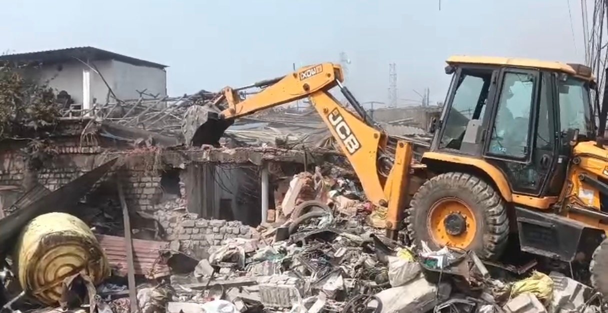 कोरबा में कबाड़ माफियाओं पर चला प्रशासन का हंटर: अवैध ठिकानों पर गरजा निगम का बुलडोजर, मचा हड़कंप