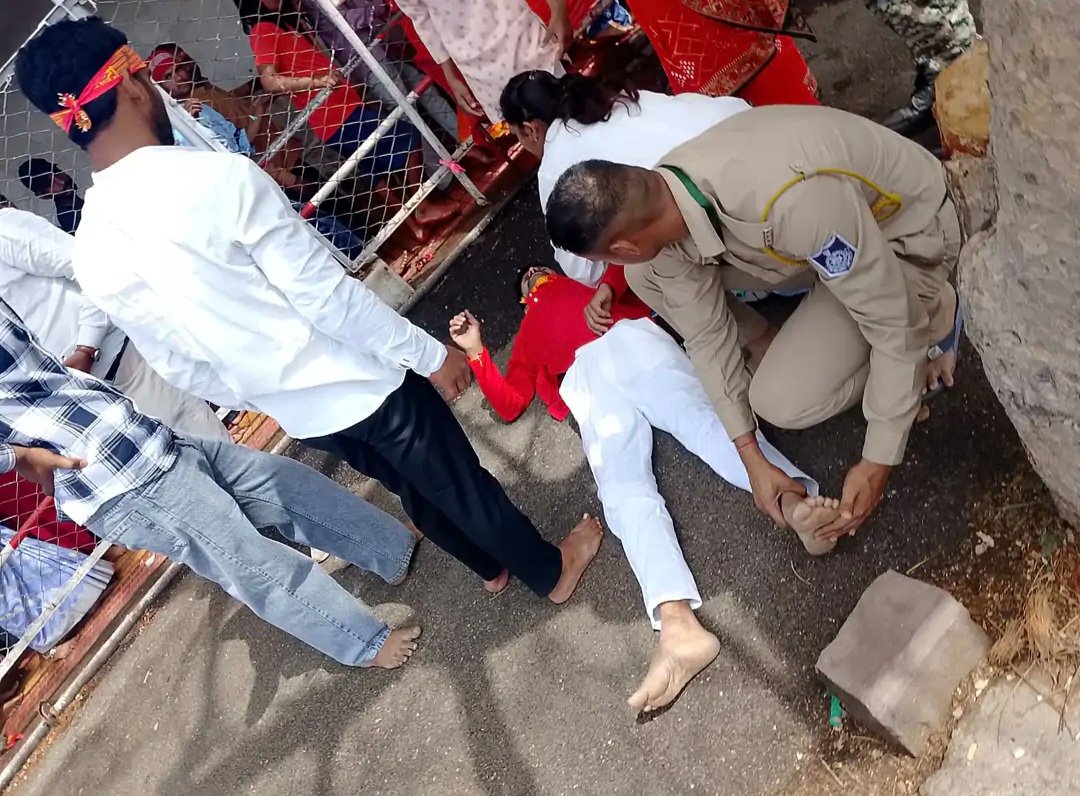 मैहर: मां शारदा के दरबार में पुलिस बनी ‘संकटमोचक’, भीड़ में फंसे मासूम और बीमार श्रद्धालु को दी नई जिंदगी मैहर: मां शारदा के दरबार में पुलिस बनी ‘संकटमोचक’, भीड़ में फंसे मासूम और बीमार श्रद्धालु को दी नई जिंदगी