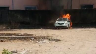 कोरबा : लापरवाही या साजिश? कचरे में लगी आग ने पलभर में कार को किया खाक