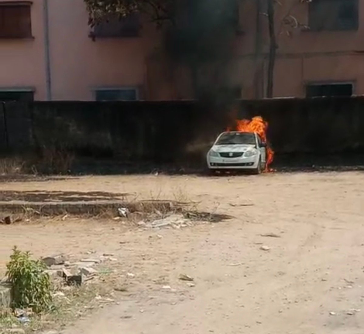कोरबा : लापरवाही या साजिश? कचरे में लगी आग ने पलभर में कार को किया खाक