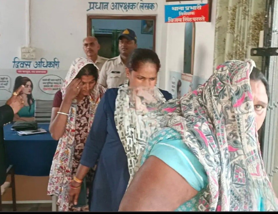 मैहर : ऑटो में बैठते ही उड़ जाते थे जेवर! मैहर में मां-बेटी का शातिर गैंग गिरफ्तार मैहर : ऑटो में बैठते ही उड़ जाते थे जेवर! मैहर में मां-बेटी का शातिर गैंग गिरफ्तार