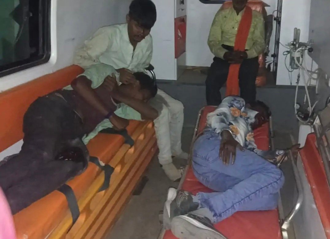 मैहर से लौटते समय बड़ा हादसा! 10 फीट गहरी खाई में गिरा ऑटो, 7 घायल