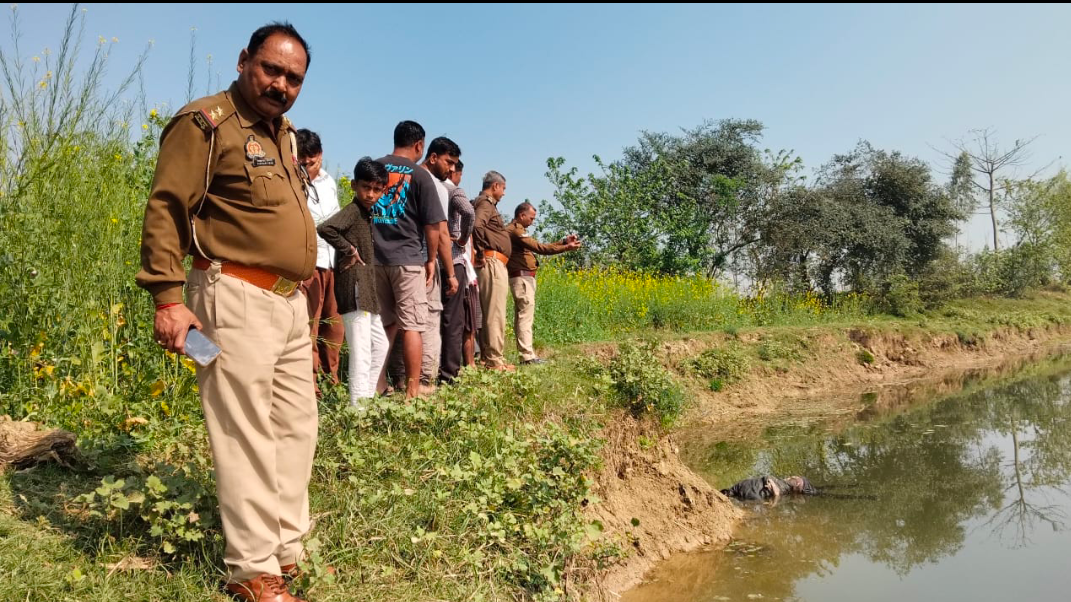बहराइच: सरयू नदी के भगहर के पानी में मिला अज्ञात व्यक्ति का उतराता शव, मचा हड़कंप बहराइच: सरयू नदी के भगहर के पानी में मिला अज्ञात व्यक्ति का उतराता शव, मचा हड़कंप