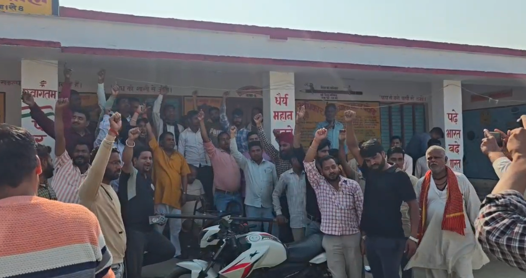 सुजौली में हरखापुर – सुजौली – कारिकोट मार्ग के लिए हुई आंदोलन की शुरुआत,7 मार्च को तहसील पर जिलाधिकारी को दिया जाएगा ज्ञापन सुजौली में हरखापुर – सुजौली – कारिकोट मार्ग के लिए हुई आंदोलन की शुरुआत,7 मार्च को तहसील पर जिलाधिकारी को दिया जाएगा ज्ञापन