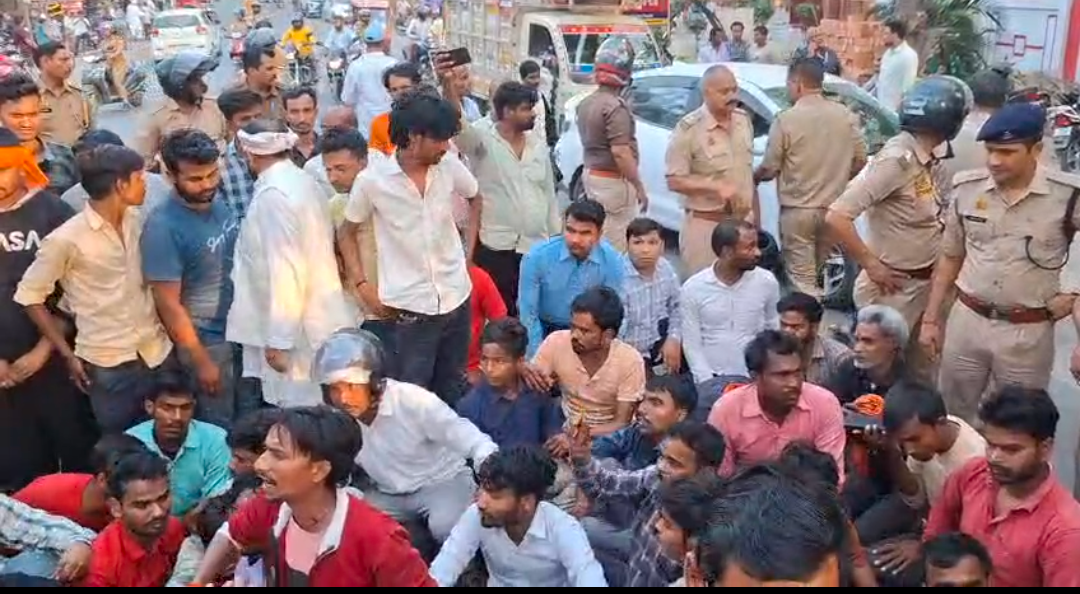 बहराइच में करंट से संविदा कर्मी की मौत, पुलिस पर मुकदमा दर्ज न करने का आरोप; परिजनों ने किया चक्काजाम