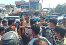 बहराइच: सड़क किनारे पड़ी गाय की लाश को नोचते रहे कुत्ते, नाराज बजरंग दल ने किया विरोध प्रदर्शन