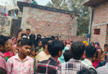 यूपी में संदिग्ध परि​स्थितियों में फंदे से लटकता मिला युवक का शव, जांच में जुटी पुलिस