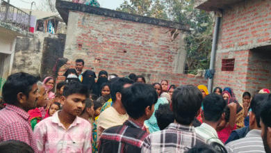 यूपी में संदिग्ध परि​स्थितियों में फंदे से लटकता मिला युवक का शव, जांच में जुटी पुलिस