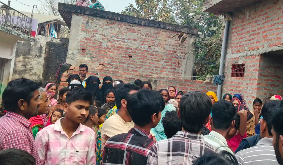 यूपी में संदिग्ध परि​स्थितियों में फंदे से लटकता मिला युवक का शव, जांच में जुटी पुलिस