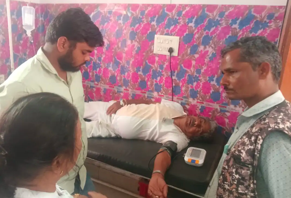 यूपी में मधुमक्खियों के हमले से 8 श्रीलंकाई घायल: पूजा के दौरान हुई घटना, सीएचसी में भर्ती