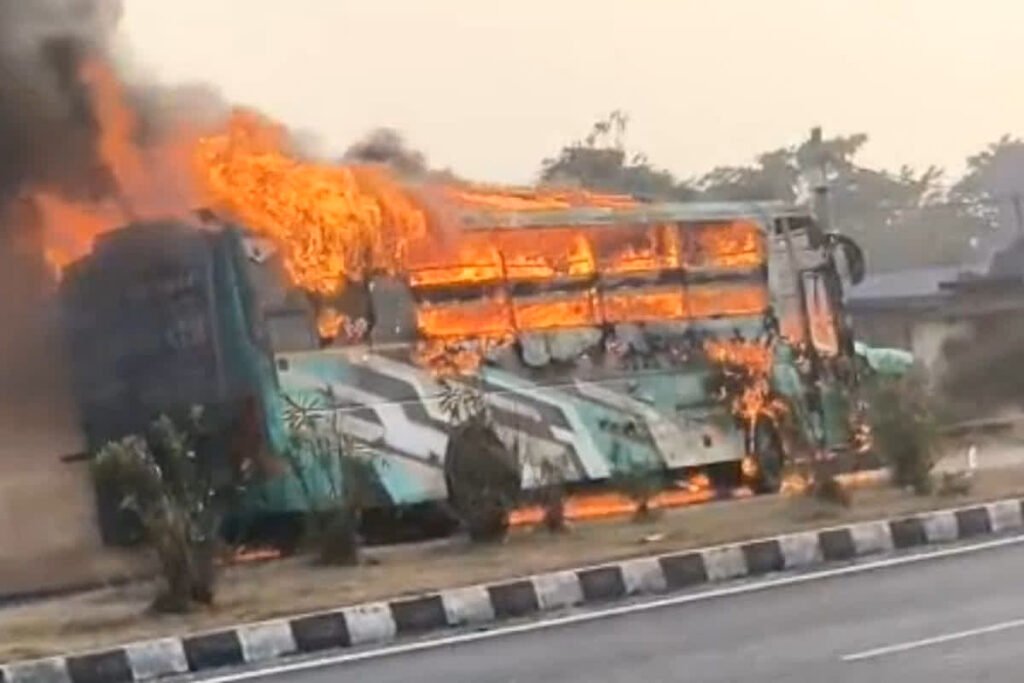 Fire in Bus : रायपुर जा रही बस में लगी भीषण आग, यात्रियों की सूझबूझ से टला बड़ा हादसा