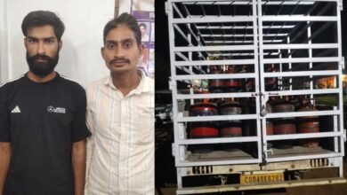 अवैध रूप से सिलेंडर बेचने ग्राहक तलाश रहे दो आरोपी गिरफ्तार