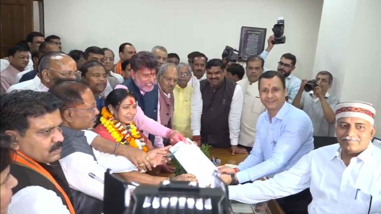 राज्यसभा चुनाव के लिए लक्ष्मी वर्मा ने भरा नामांकन, CM विष्णु देव साय कई बड़े नेता रहे मौजूद राज्यसभा चुनाव के लिए लक्ष्मी वर्मा ने भरा नामांकन, CM विष्णु देव साय कई बड़े नेता रहे मौजूद