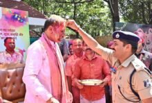 मुख्यमंत्री निवास में होली के रंगों की बौछार: CM विष्णु देव साय ने अधिकारियों-कर्मचारियों संग खेली होली