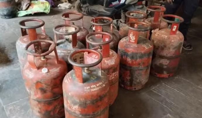 धौलपुर में गैस की कालाबाजारी पर बड़ी कार्रवाई, बाड़ी में छापेमारी कर 81 सिलेंडर जब्त; कारोबारियों में हड़कंप