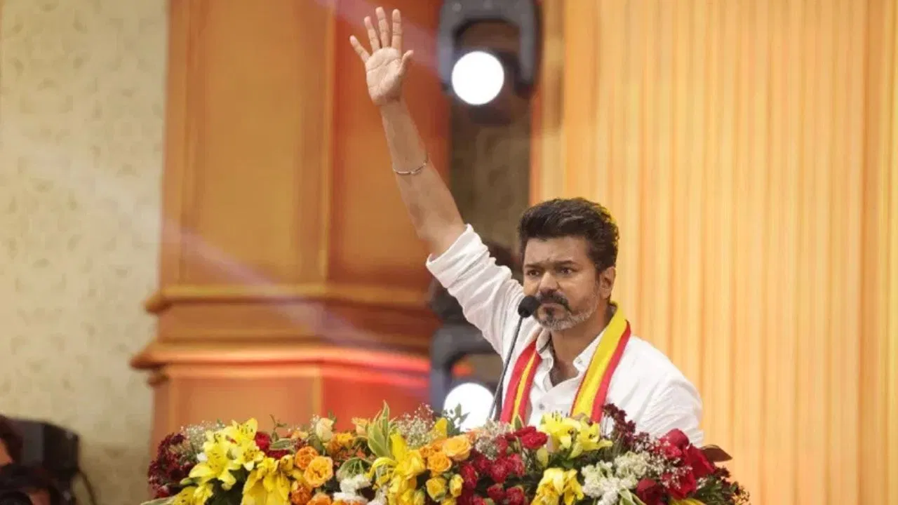तमिलनाडु चुनाव से पहले अभिनेता विजय के बड़े वादे, महिलाओं को हर महीने 2500 रुपये और साल में 6 मुफ्त गैस सिलेंडर का ऐलान