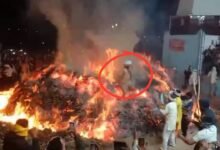 मथुरा में चमत्कार! निभाई 5200 साल पुरानी परंपरा, 30 फीट ऊंची आग की लपटों से निकले संजू पंडा, नहीं हुआ बाल भी बांका