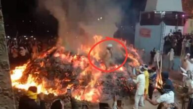 मथुरा में चमत्कार! निभाई 5200 साल पुरानी परंपरा, 30 फीट ऊंची आग की लपटों से निकले संजू पंडा, नहीं हुआ बाल भी बांका मथुरा में चमत्कार! निभाई 5200 साल पुरानी परंपरा, 30 फीट ऊंची आग की लपटों से निकले संजू पंडा, नहीं हुआ बाल भी बांका