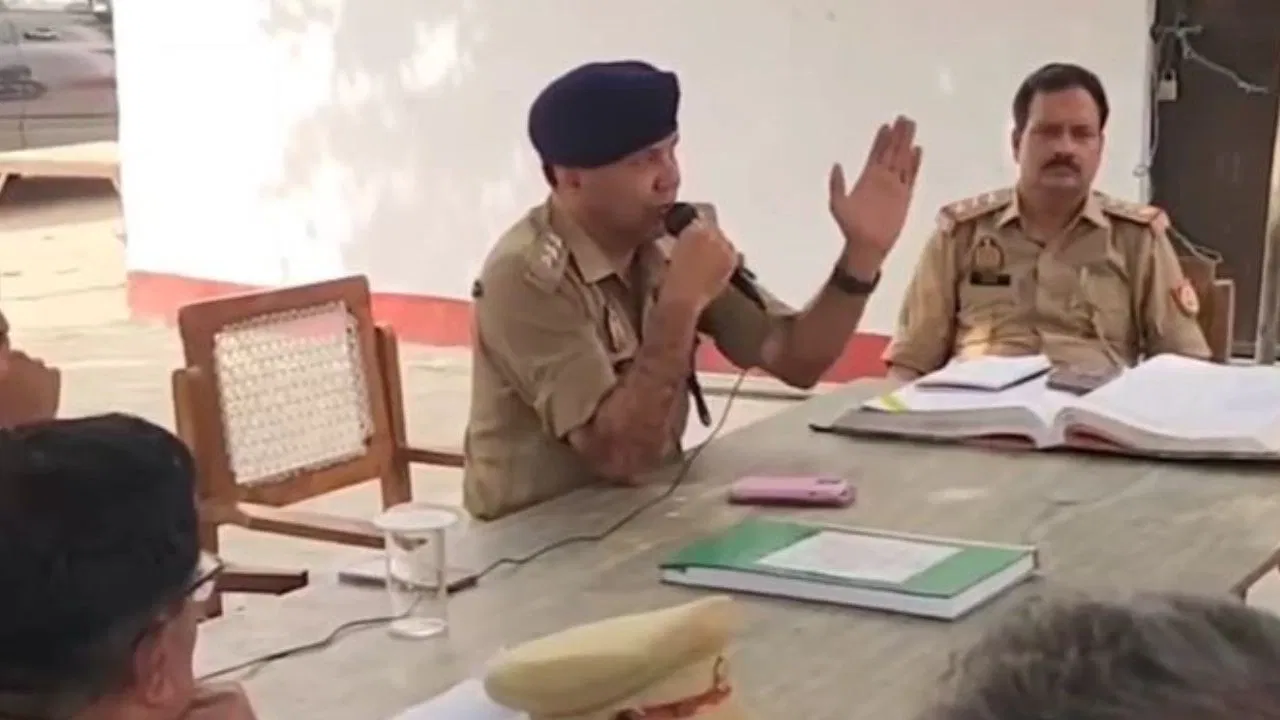 संभल में CO की चेतावनी: ‘ईरान का इतना दर्द है तो वहीं चले जाओ’, वीडियो वायरल संभल में CO की चेतावनी: ‘ईरान का इतना दर्द है तो वहीं चले जाओ’, वीडियो वायरल