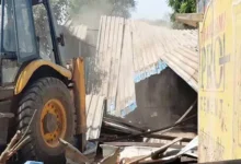 दुर्ग में अफीम खेती मामले में बड़ी कार्रवाई, आरोपी के भाई की अवैध दुकान पर चला बुलडोजर