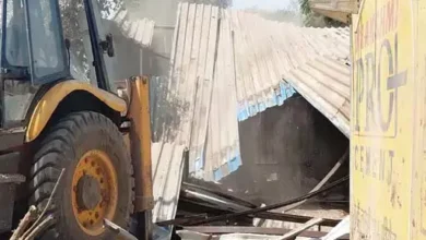 दुर्ग में अफीम खेती मामले में बड़ी कार्रवाई, आरोपी के भाई की अवैध दुकान पर चला बुलडोजर