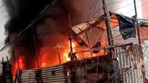 अहमदाबाद के कपड़ा बाजार में भीषण आग, 25 से ज्यादा दुकानें जलीं; करोड़ों का नुकसान संभव