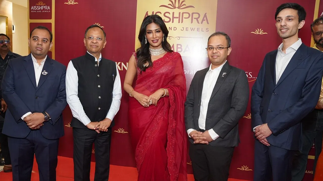 Chitrangada Singh ने लखनऊ में Aisshpra Gems & Jewels शोरूम का किया उद्घाटन Chitrangada Singh ने लखनऊ में Aisshpra Gems & Jewels शोरूम का किया उद्घाटन
