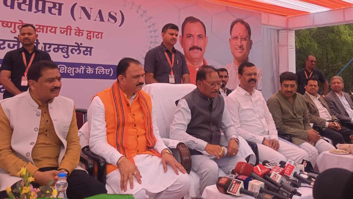 अब 15 मिनट में शहर, 30 मिनट में गांव पहुंचेगी एंबुलेंस: CM साय ने 375 नई 108 सेवाओं का किया लोकार्पण