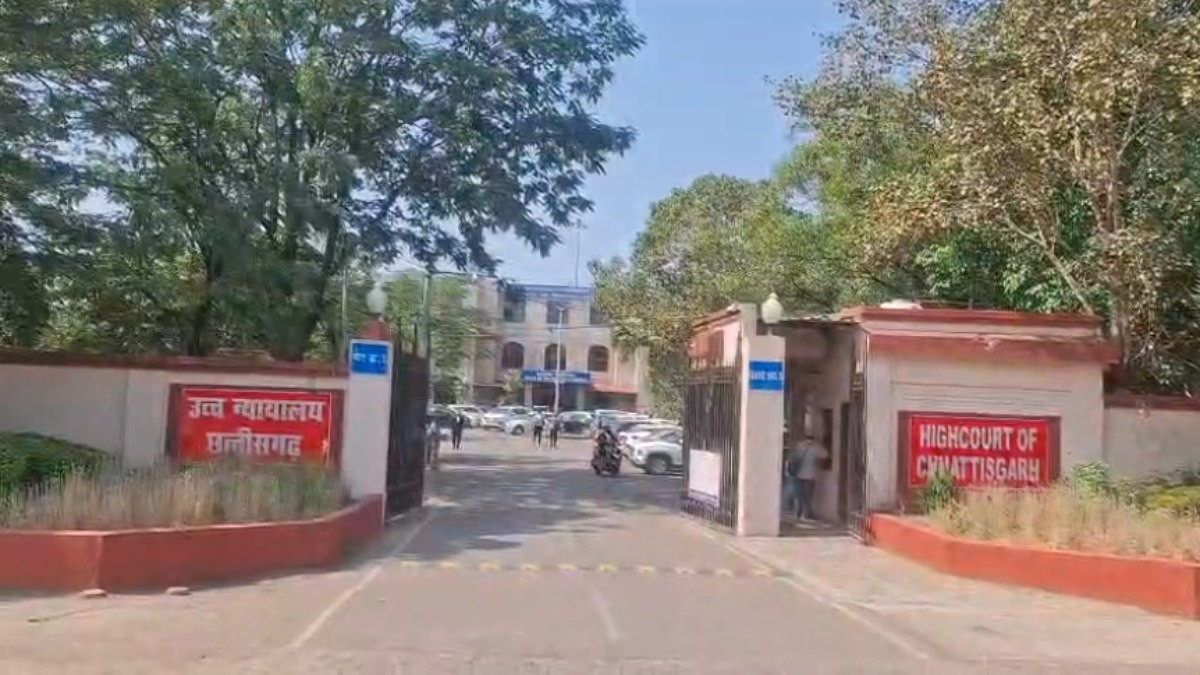 छत्तीसगढ़ हाईकोर्ट को फिर मिली बम से उड़ाने की धमकी, रोकी गई सुनवाई, डॉग और बम स्क्वायड जांच में जुटे