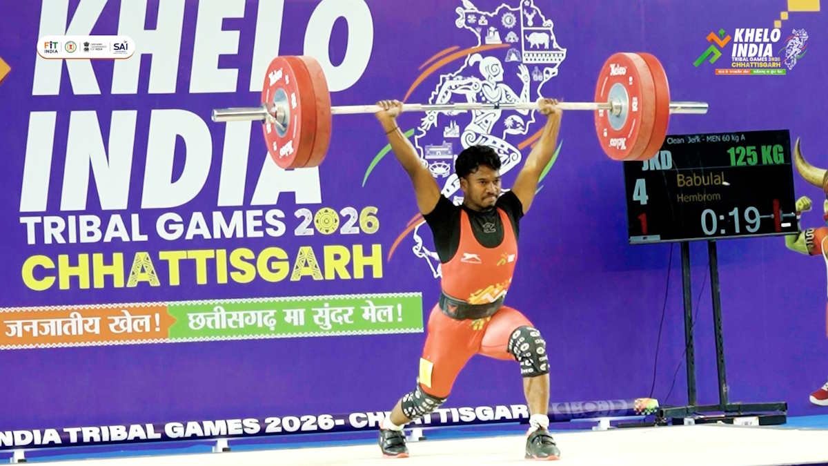 खेलो इंडिया ट्राइबल गेम्स 2026: संघर्षों के बीच बाबूलाल हेम्ब्रम वेटलिफ्टिंग में जीत रहे पदक