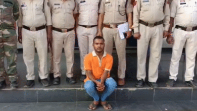 शख्स ने पेट्रोल डालकर मनरेगा और आवास योजना के रिकार्ड में लगाई आग, आरोपी गिरफ्तार